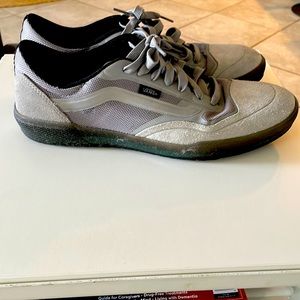 Vans 10.5 worn a few times. Excellent condition.